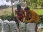 Peserta-KMAN-Minahasa-saat-menyiapkan-sayur-mayur-yang-akan-dibawa-ke-Papua.jpg