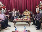 Peter-Youngren-saat-konferensi-pers-di-ruang-VIP-Bandara-Sam-Ratulangi-Selasa-2982023.jpg