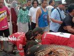 Petugas-Medis-mengevakuasi-korban-kecelakaan-Yamaha-NMAX-dan-Truk-Mitsubishi-Light.jpg
