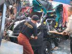 Petugas-Unit-Gakkum-Satlantas-Polresta-Malang-Kota-saat-melakukan-olah-TKP-di-lokasi-kecelakaan.jpg