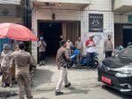 Petugas-gabungan-saat-melakukan-pengeledahan-barang-barang-dari-Cina.jpg