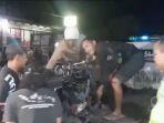 Polisi-Ngawi-saat-mengamankan-dua-motor-yang-terlibat-tabrakan-dan-menewaskan-dua-orang.jpg