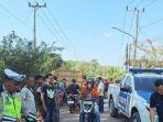 Polisi-saat-melakukan-olah-TKP-kecelakaan-remaja-putri-di-Gandus-Palembang-tewas-terlindas-truk.jpg