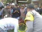 Polisi-saat-mengevakuasi-mayat-laki-laki-yang-ditemukan-di-Sungai-Desa-Lempuyang.jpg