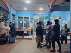 Potret-warga-dan-keluarga-berkumpul-di-depan-UGD-RSUD-Dabo-Singkep.jpg