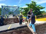 Potret-warga-yang-melewati-jembatan-penghubung-Manado-Likupang-Minut-pasca-ghfgh.jpg