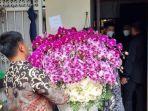 Presiden-Jokowi-beri-kado-anggrek-ungu-untuk-Megawati-Soekarnoputri-yang-berulang-tahun-ke-77.jpg