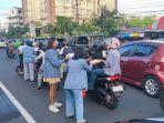 Proses-bagi-bagi-takjil-yang-dilakukan-para-mahasiswa-Fakultas-Hukum-Unsrat.jpg