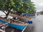 Puluhan-perahu-nelayan-parkir-di-Trotoar-Jalan-Boulevard-II-Tuminting-Manado-Sulawesi-Utara.jpg