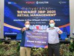 Pupuk-Kaltim-PKT-memberikan-penghargaan-kepada-distributor-dan-kios-penjual-pupuk-bersubsidi.jpg
