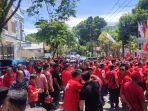 Ratusan-Kader-Partai-dan-Relawan-Padati-Kantor-KPU-Sulutfhfghfghfghfh.jpg
