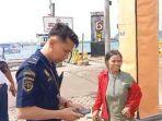 Rita-kebingungan-ditinggal-suami-di-Pelabuhan-Bakauheni-saat-mudik-Lebaran.jpg