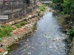 SUNGAI-KOTOR-Kondisi-memprihatinkan-terlihat-di-sungai-kawasan-Pasar.jpg