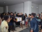 Salah-satu-peti-jenazah-korban-kecelakaan-di-Lanud.jpg