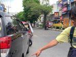 Salah-seorang-warga-menunjukkan-mobil-Toyota-Kijang-Innova.jpg