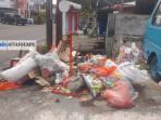 Sampah-berbagai-jenis-menumpuk-di-pinggir-jalan-dekat-Lapas-Tuminting-di.jpg