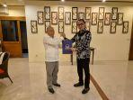 Samsudin-Dama-saat-menerima-SK-dari-DPP-Partai-Nasdemghfghfghfh.jpg