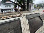 Sebuah-Mobil-Kijang-Terparkir-Tanpa-Tuan-Berbulan-bulan-Depan-Kantor-PN-Bitung-Sulut-Ganggu-Estetika.jpg