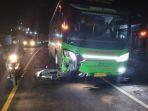 Sebuah-sepeda-motor-nampak-masih-di-bawah-bus-usai-terjadi-kecelakaan-lalu-lintas-maut.jpg