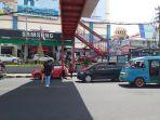 Segerombolan-pemuda-menyeberang-di-bawah-JPO-Jalan-Pierre-JGHJGJ.jpg