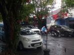 Sejumlah-kendaraan-parkir-di-Jalan-Sudirman.jpg