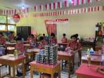 Sejumlah-siswa-salah-satu-sekolah-di-Manado-sebelum-menyantap-MBG.jpg