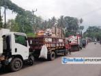 Sejumlah-truk-pengangkut-sampah-terparkir-di-sekitar-TPA-Sumompo.jpg