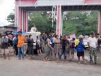 Sejumlah-warga-menutup-akses-masuk-TPA-Sumompo.jpg