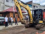 Sekda-Kota-Bitung-Rudy-Theno-mengecek-pengerjaan-Bitung-Bussiness-Center-Jumat-2122022.jpg
