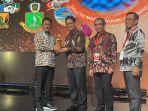 Sekretaris-Daerah-Bitung-IGN-Rudyh-Theno-menerima-UHC-Award-dari-Menteri-Kesehatan.jpg