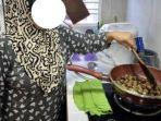 Setelah-menikah-ia-mulai-mencoba-untuk-memasak-dan-sebagai-permulaannya-ia-memasak.jpg