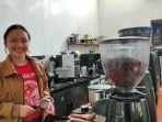 Shania-Elysa-Wuwung-Barista-Cantik-di-Black-Cup-Coffe-Manado-dfhdh.jpg