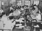 Sidang-Panitia-Persiapan-Kemerdekaan-Indonesia-PPKI-pada-tangal-18-Augustus-1945.jpg