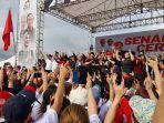 Siti-Atikoh-Istri-Capres-Ganjar-Pranowo-Membakar-Semangat-Ribuan-Relawan.jpg
