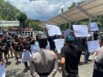 Sopir-dump-truck-menggelar-unjuk-rasa-di-Kantor-DPRD-Provinsi-Sulawesi.jpg