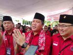 Steven-Kandouw-memimpin-ribuan-kader-banteng-saat-mendaftar-di-KPU-DFGDFGDFG.jpg