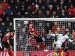 Striker-Inggris-Bournemouth-Dominic-Solanke-Tengah-mencoba-melakukan-sundulan-defensif.jpg