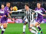 Striker-Juventus-asal-Serbia-Dusan-Vlahovic-kanan-berebut-bola-dengan-bek-Fiorentina.jpg