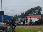 Suasana-di-lokasi-kecelakaan-minibus-yang-tertabrak-kereta-api-di-perlintasan.jpg