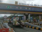 Suasana-kendaraan-keluar-masuk-di-jalan-tol-ruas-Manado-Bitung.jpg
