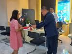 Supervisor-Pelayanan-Nasabah-Herry-Rompas-turun-langsung-menyapa-dan-melayani-para-nasabah.jpg