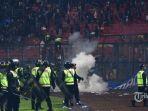 Suporter-Arema-di-Stadion-Kanjuruhan-Malang.jpg