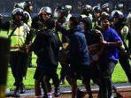 Suporter-Arema-membopong-korban-dalam-rusuh-antara-massa-suporter-melawan-polisi.jpg