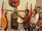 TUNTUTAN-Pimpinan-DPRD-dan-sebagian-anggota-menyerahkan-aspirasilo0.jpg