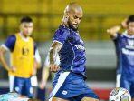 Tampak-striker-Persib-Bandung-David-da-Silva-melakukan-sepakan-keras-saat-sesi-latihan.jpg