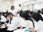 Tampak-wajah-serius-para-mahasiswa-baru-saat-menandatangani-kontrak-ikatan-kerja-PLN.jpg