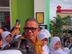 Tangis-haru-Kepala-Sekolah-SMP-Negeri-1-kota-Prabumulih-Roni-Ardiansyah.jpg
