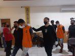 Tersangka-saat-dibawa-oleh-pihak-Polda-Sulut.jpg