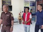 Tersangka-saat-digiring-petugas-Kejari-Minsel-6-y-7.jpg