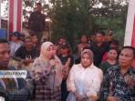 Tiga-anggota-DPRD-Manado-dari-fraksi-Keadilan-Demokrasi-sambangi-demonstran.jpg